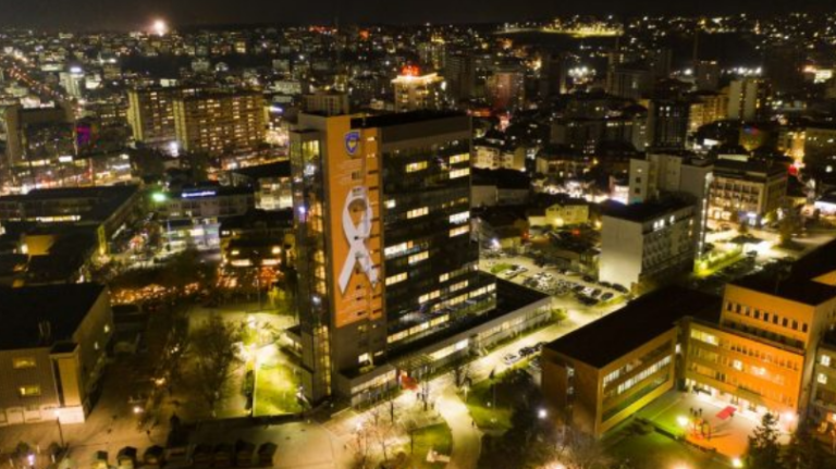 Ndërtesa e Qeverisë ndriçohet me të portokalltë, kjo është arsyeja