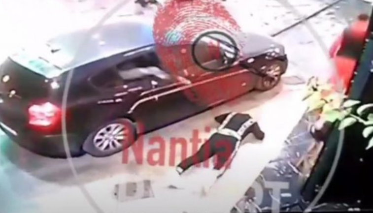 Vrasësi me kapuç del nga xhami i pasmë i makinës dhe e vret me armë me silenciator shqiptarin