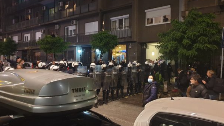 Serbët ngrihen kundër muralit të Ratko Mlladiqit, Vuçiq e mbron me xhandarmëri