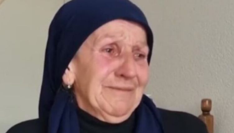 Vajza dëbon nënën nga shtëpia: Jam rrugëve në shi