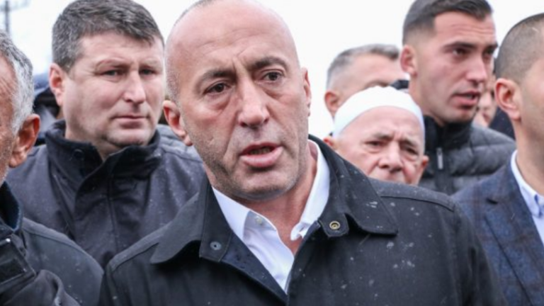 Ramush Haradinaj nuk i mban lotët në varrimin e të vrarëve ne Gllogjan