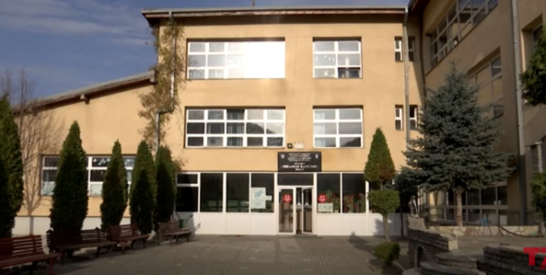 Helmohen 21 nxënës një shkolle në Kosovë, IKSHP merr mostrat e ujit në shkolla