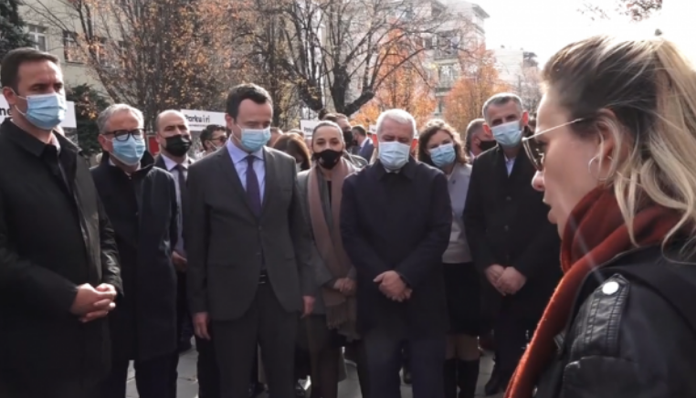 “Vëllai im u vra, na keni injoru”, motra e zyrtarit të doganës ua pret rrugën Kurtit, Konjufcës dhe ministrave