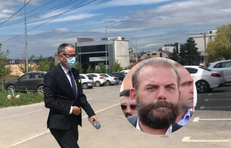 Moment i rrallë, djali i Adem Jasharit ndal veturen për të përshëndetur Arben Vitinë(VIDEO)