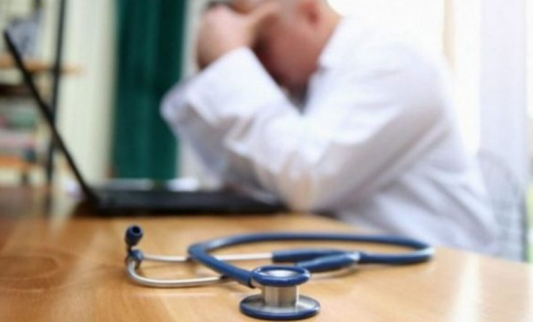 Paralajmërohet kolaps i sistemit shëndetësor nga largimi i mjekëve
