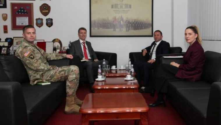 Ministrit të Mbrojtjes i shtohet edhe një këshilltar amerikan