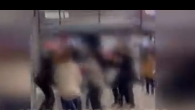 Rrahje masive për mungesë maskash mes sigurimit dhe qytetarëve në një qendër tregtare në Kosovë