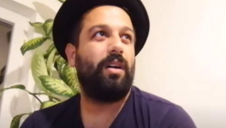 “S’më kanë lënë me hy në lokal, më kanë shajtë rrugës”, këngëtari kosovar flet për racizmin që iu bë në Gjakovë