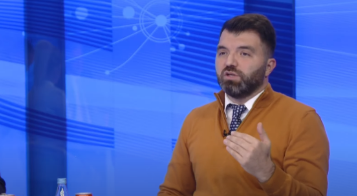Sadiku: Kur paga në sektorin publik rritet për 44 euro, në sektorin privat zbritet për 31 euro