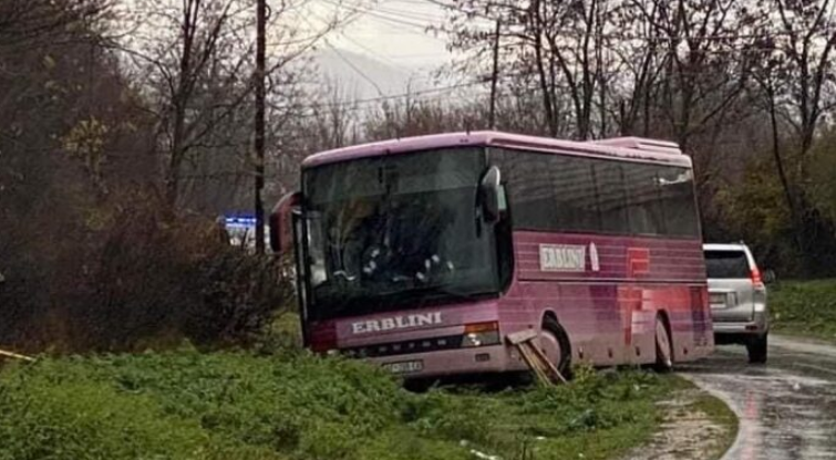 Pamje që tregojnë se si u qëllua autobusi me kallashnikov