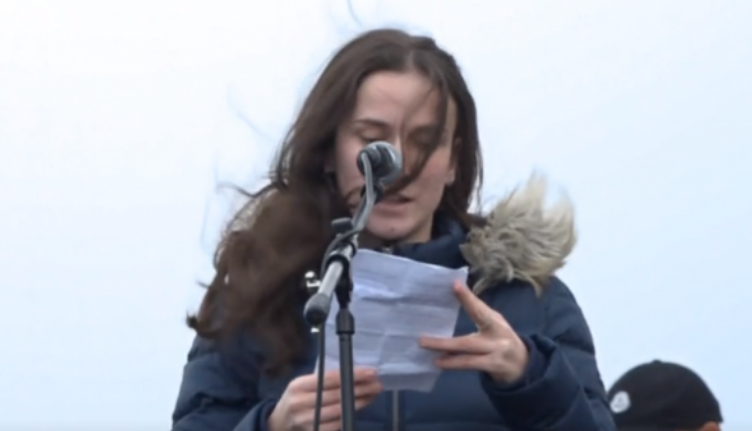 “O Zot çfarë emri ka kjo vdekje”, fjalët prekëse të shoqes në ceremoninë e varrimit të dy nxënësve që u vranë në Gllogjan