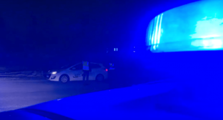 Tetë të lënduar nga një aksident mes një veture dhe kamionete në Mitrovicë