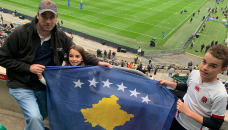 Ruari O’Connell nuk e harron Kosovën, shpalos flamurin në një ndeshje të ragbit