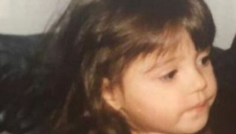 Personazhi në foto, sot modele e këngëtarja mjaft e komentuar nga publiku kosovar