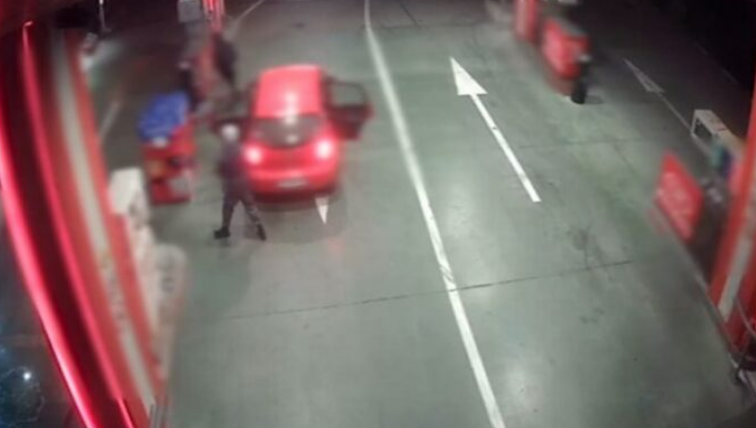 Pamje se si të dyshuarit nën kërcënimin e armëve grabitën pompën e derivateve në Prizren