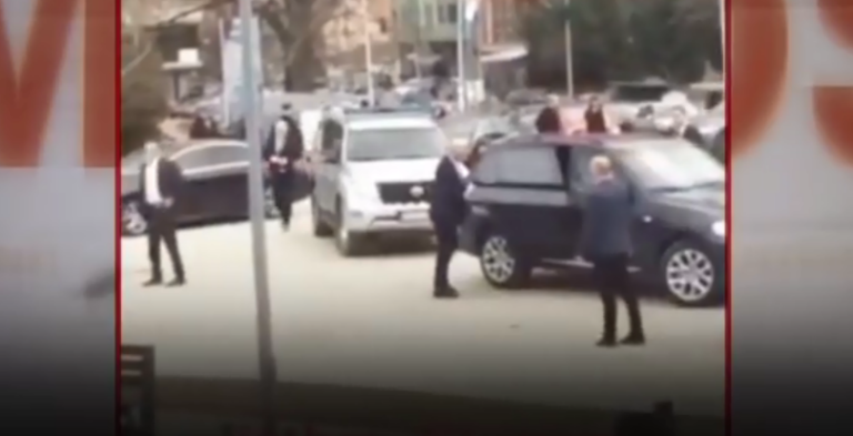 Kurti i rrethuar me truproja, Gani Geci i thotë : Çka e qesh, e vesh