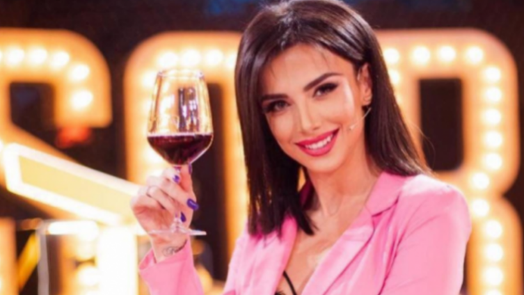 Moderatorja e njohur tregon pse nuk lidhet me meshkujt shqiptarë: Ata dëgjojnë shumë familjen…