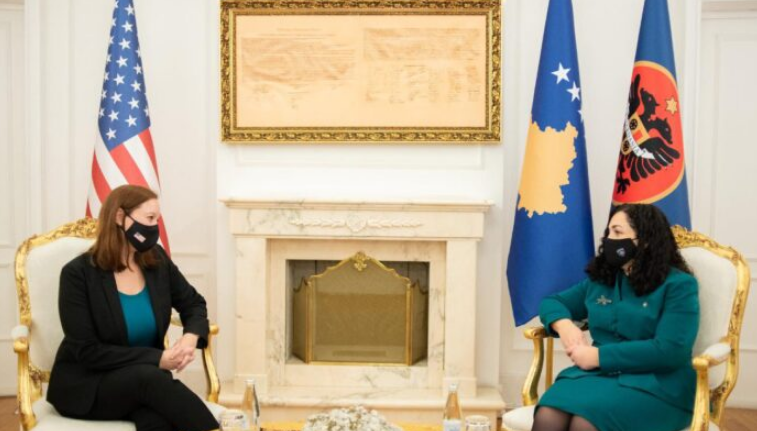 Presidentja Osmani takon zyrtaren e lartë amerikane, flasin për zhvillimet e fundit në vend
