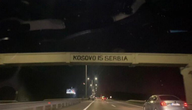 Serbët provokojnë mërgimtarët në hyrje të Beogradit me mbishkrime “Kosova është Serbi”