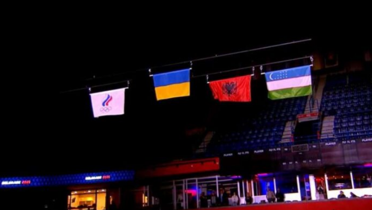 Flamuri shqiptar ngrihet lart në Beograd, tifozët fishkëllejnë Alban Beqirin