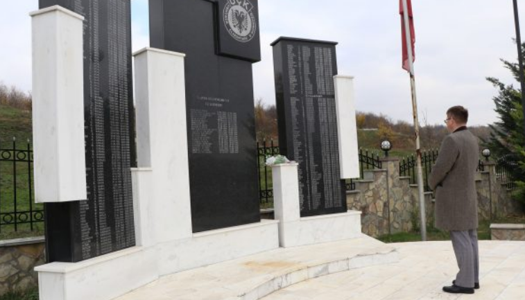 Ambasadori britanik bën homazhe para pllakës së UÇK-së në Krushë të Madhe