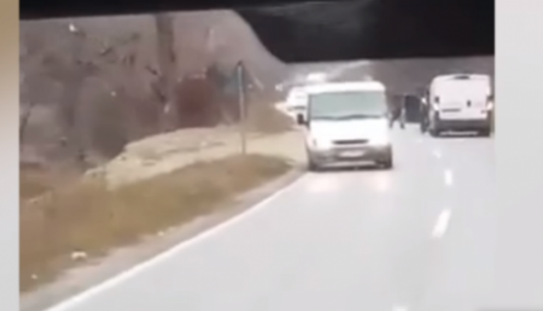 Pamje se si furgoni me para grabitet në pikë të ditës në rrugën Gjilan-Prishtinë