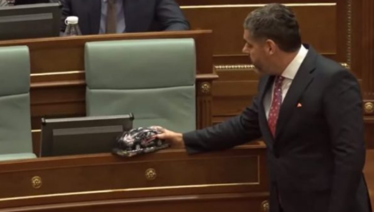 Ardian Kastrati ia dhuron kryeministrit Kurti një “xhip të zi”