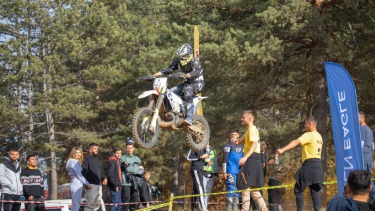 Arbenit Beqiraj shpallet kampion i Kosovës në garat e motokrosit, mposht veteranin e këtij sporti