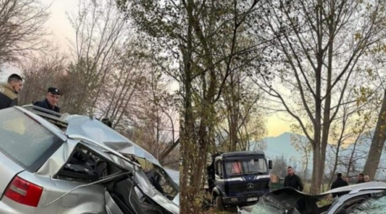 Aksident i frikshëm në Deçan, vetura u nda në dysh