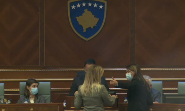 “Mos fol dil jashtë”, përplasen në Kuvend Blerta Deliu dhe Albulena Haxhiu