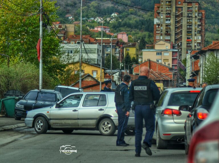 Sulmohen dy policë në Mitrovicë të Veriut