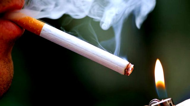24 vjeçari e bën për spital shokun e ngushtë, thotë se ia vidhte vazhdimisht shkrepëset e cigareve