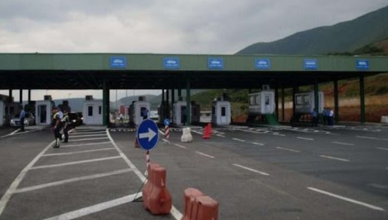 25-vjeçari ia ofroi policit 30 euro për ta kaluar kufirin me Shqipërinë, arrestohet