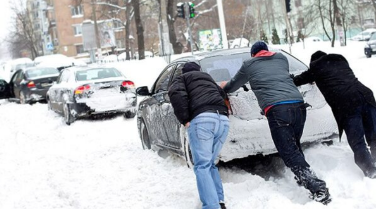 Borë, akull, të kalueshme veç me pajisje dimërore: Mos ua mësyni këtyre rrugëve në Kosovë