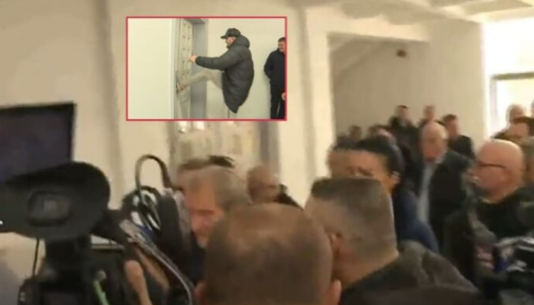 Sali Berisha hyn dhunshëm në selinë e PD’së duke thyer derën, nis mbledhja e Komisionit të Rithemelimit