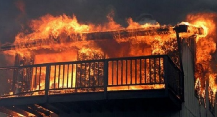 Digjet një shtëpi në Ferizaj, 3 vjeçari që ishte brenda dërgohet në spital