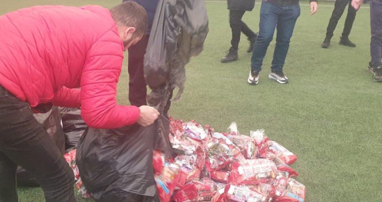 Rashica i bënë dhurata fëmijëve të shkollës së futbollit në Vushtrri