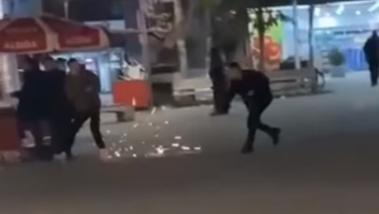 E rrezikshme: Disa fëmijë në Mitrovicë rrezikojnë njëri-tjetrin duke u gjuajtur me fishekzjarre