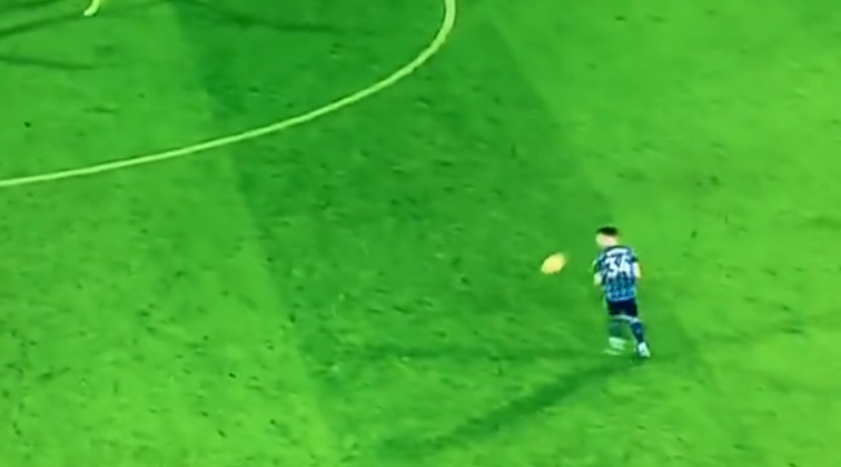 Videoja e Xhakës duke e ndalur topin me shpinë kundër Norwichit të Rashicës bëhet virale