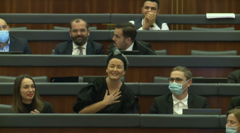 Adriana Matoshi kthehet në Kuvend, kolegët e presin me duartrokitje