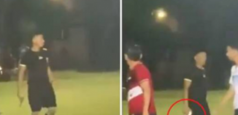 Pamje: Gjyqtari nxjerr alltinë në fushën e futbollit