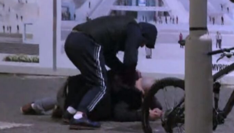 Grushta dhe shqelma, dy burra bëhen ‘llom’ mes vete në protestën e Berishës