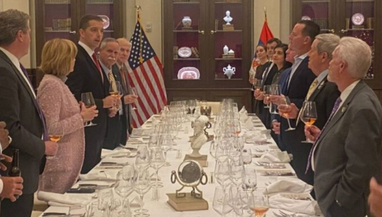 Grenell bashkë me 14 kongresistë në darkë te Gjuriqi