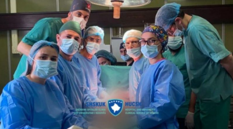 E rrallë: Mjekët kosovarë shpëtojnë një pacient duke i hequr tumorin 3.5 kilogramë nga trupi