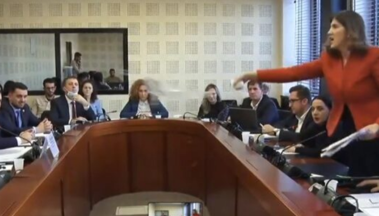 Eskalon debati mes Ministrit Peci dhe deputetes së PDK-së: Ganimete Musliu e gjuan me ujë