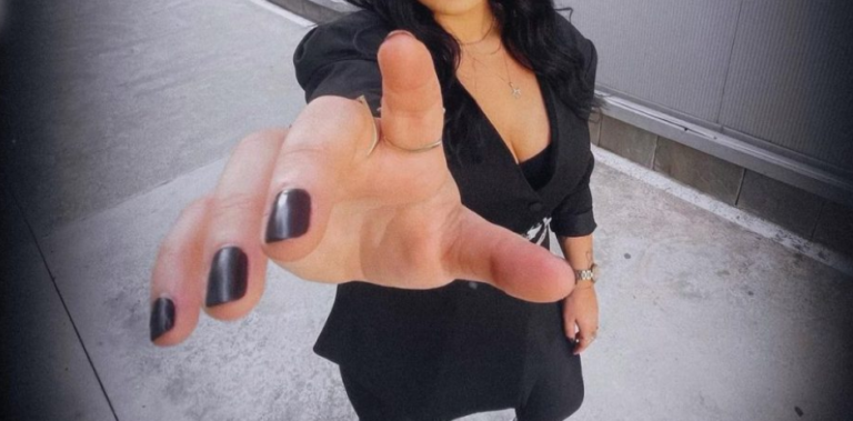 Fansat presin foto me Granitin, Fifi poston krahë këtij mashkulli VIP