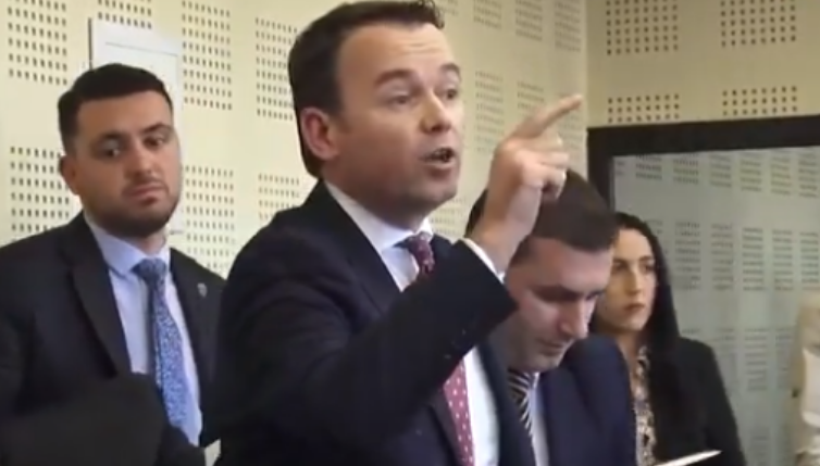 Musliu e gjuajti me ujë, Peci: “Nuk ka bir nane që më ndal”