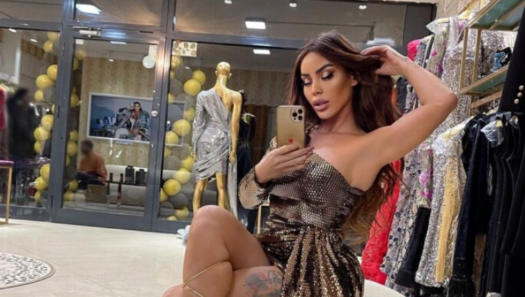 Fjolla Morina merr vëmendje me pozat provokuese në fustanin e shkurtër