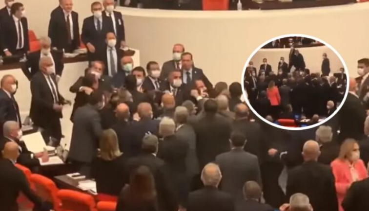 Nis grushti mes deputetëve, del jashtë kontrollit situata në Parlamentin e Turqisë