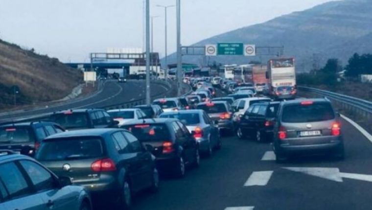 Ardhja e bashkatdhetarëve në Kosovë, krijohen kolona në vendkalimet kufitare